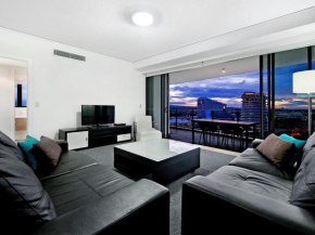 Large Modern 3 Bedroom Apartment With City Views
